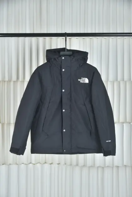 P 亚马逊2025代购指定版本THE NORTH FACE/北面日版1990 Mountain Down Jacket羽绒服,采用2L双层Gore-tex面料,面料表层做超高强度防水,内层覆膜达到三层防水的效果,使成衣具有防水防污透气的出色户外效果.内里填充国标80%白鸭绒蓬松保暖,原厂植绒布,提高贴合度,保暖防寒.进口田岛刺绣机还原ZP绣花细节,定制全衣原厂YKK拉链,可承受10万次拉力磨损,原厂魔术贴.开模定制五金配件,字体清晰立体,颗纽扣方向全部一致,水洗标二维码还原正品. 颜色:黑色 白色 卡其色